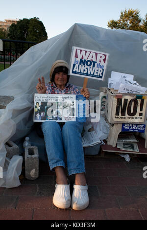 Friedensaktivistin und Mitkämpfer Concepción Picciotto (Connie) im Frieden Zelt vor dem Weißen Haus, DC, Vereinigte Staaten von Amerika Stockfoto