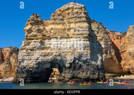 Portugal - 12. September 2017: Eine Bootsfahrt die Erkundung der Höhlen und Grotten von Lagos an der Algarve, Portugal, am 12. September 2017. Stockfoto