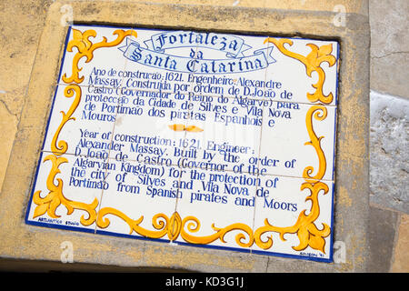 Portimao, Portugal - 14. September 2017: Eine Informationstafel am Fort von Santa Catarina in Portimao, Portugal, am 14. September 2017. Stockfoto