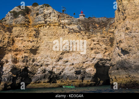 Portugal - 15. September 2017: Eine Bootsfahrt die Erkundung der Höhlen und Grotten der Porta da piedade an der Algarve, Portugal, am 15. September 2017. Stockfoto