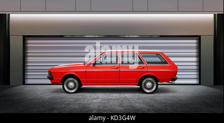 Auto in der Nähe geschlossene Garage in der Nacht Stockfoto