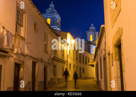 Einen Blick auf die verwinkelten Gassen der historischen Altstadt von Lagos in Portugal. die Glockentürme der igreja Santo Antonio sind in der Ferne. Stockfoto