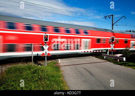 Bahnübergang mit Passzug, Andraskreuz, Höllentalbahn, Titisee, Titisee-Neustadt, Schwarzwald, Baden-Württemberg Stockfoto