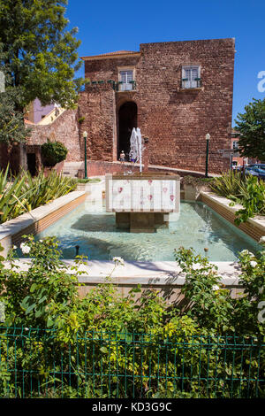 Ein Brunnen auf dem zentralen Platz in der schönen Stadt Silves in Portugal. Stockfoto