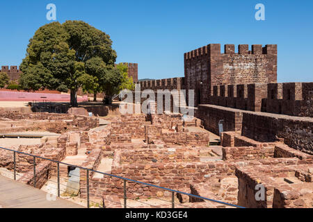 Ein Blick in die Burg von Silves, in der historischen und wunderschönen Stadt Silves in Portugal. Stockfoto