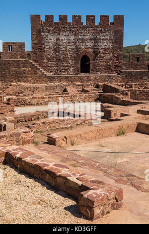 Innerhalb der historischen Burg von Silves, in der historischen und wunderschönen Stadt Silves in Portugal. Stockfoto