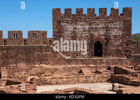 Im Inneren der Burg von Silves, in der historischen und wunderschönen Stadt Silves in Portugal. Stockfoto