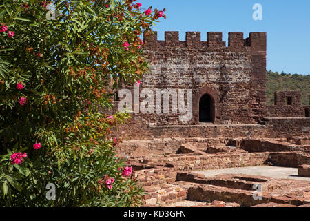 Ein Blick in die Burg von Silves, in der historischen und wunderschönen Stadt Silves in Portugal. Stockfoto