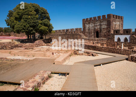 Ein Blick in die Burg von Silves, in der historischen und wunderschönen Stadt Silves entfernt, Portugal. Stockfoto