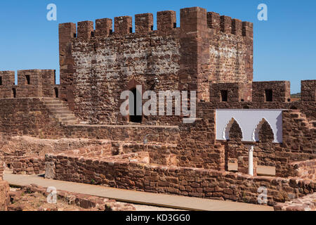 Ein Blick in die Burg von Silves, in der historischen und wunderschönen Stadt Silves in Portugal. Stockfoto