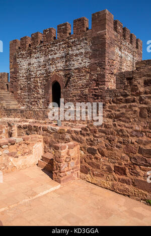 Ein Blick in die Burg von Silves, in der historischen und wunderschönen Stadt Silves in Portugal. Stockfoto