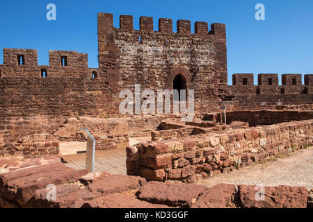 Ein Blick in die Burg von Silves, in der historischen und wunderschönen Stadt Silves in Portugal. Stockfoto