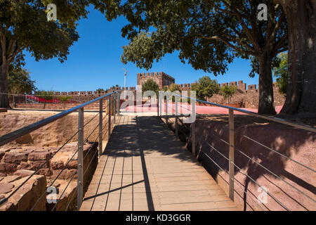 Ein Blick in die Burg von Silves, in der historischen und wunderschönen Stadt Silves in Portugal. Stockfoto