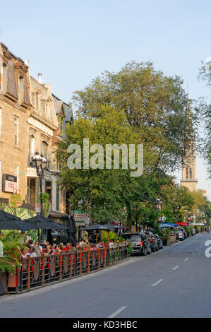 Menschen sitzen und Reden in Restaurants und Bistros in der Rue Saint Denis Street, Latin, Quartier Latin, Montreal, Quebec, Kanada Stockfoto