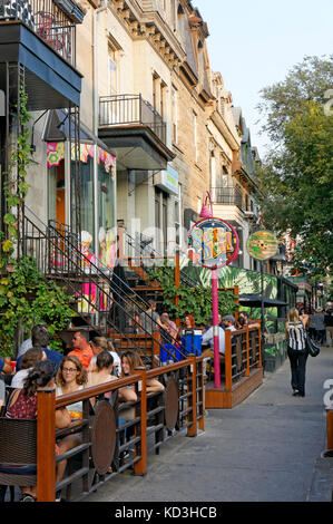 Menschen sitzen und Reden in Restaurants und Bistros in der Rue Saint Denis Street, Latin, Quartier Latin, Montreal, Quebec, Kanada Stockfoto