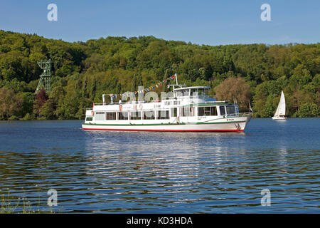 Ausflugsboot der Stadt Essen, Baldeney-See mit ford-Gerüst der Zeche Carl Funke, Essen, Ruhrgebiet, Nordrhein-Westfalen Stockfoto