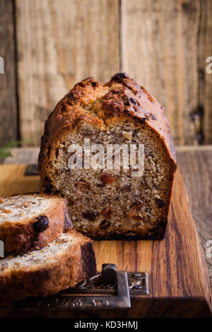 Hausgemachten Weihnachtskuchen mit getrockneten Früchten und Nüssen auf rustikalen Holztisch Stockfoto