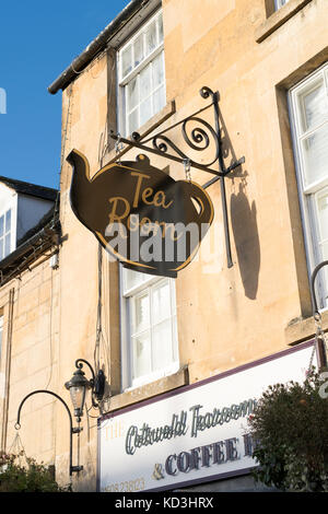 Cotswold Teestube unterzeichnen und Shop Front im Sonnenlicht. Moreton in Marsh, Cotswolds, Gloucestershire, England Stockfoto