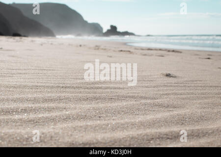 Nahaufnahme der Muster in den Sand am Strand Stockfoto