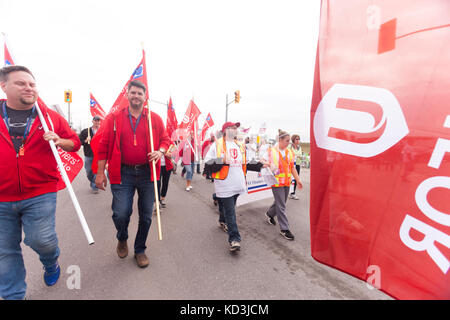 Unifor Lokale 88-Mitglieder, ihre Familien und Mitglieder anderer Gewerkschaften beteiligen sich in einer solidarität Rallye in Ingersoll, Okt, 6, 2017. Die Arbeiter h Stockfoto