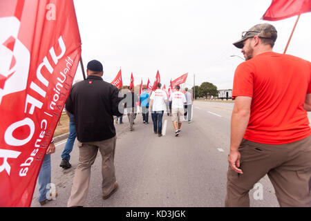 Unifor Lokale 88-Mitglieder, ihre Familien und Mitglieder anderer Gewerkschaften beteiligen sich in einer solidarität Rallye in Ingersoll, Okt, 6, 2017. Die Arbeiter h Stockfoto