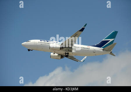 Fort Lauderdale, USA - 19. April 2014: westjet Verkehrsflugzeug fährt von Fort Lauderdale, Fl zu sein Haus in Kanada am 19. April 2014. Die discou Stockfoto