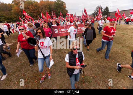 Unifor Lokale 88-Mitglieder, ihre Familien und Mitglieder anderer Gewerkschaften beteiligen sich in einer solidarität Rallye in Ingersoll, Okt, 6, 2017. Die Arbeiter h Stockfoto