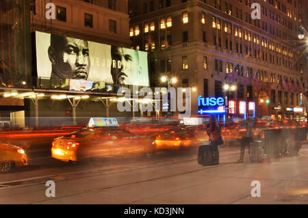 New York - April 6: Taxi Abholung Passagiere 7. new york city Ave in der Nacht vom 6. April 2015. Die Lage ist in der Nähe von Madison Square Garden. Stockfoto