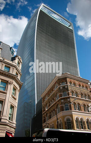 Hochhaus 20 Fenchurch Street, das auch "Walkie talkie" bzw "Pint" genannte wird, London, England. Stockfoto