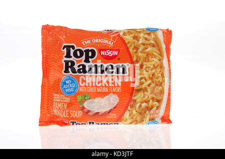 Ungeöffneten Nissin Top Ramen Nudelsuppe mit Huhn Geschmack, neue Verpackung keine künstlichen Aromen oder hinzugefügt msg & reduziert Natrium auf weißem USA Stockfoto