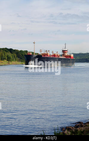 Leeren Kraftstoffstand barge Navigieren in Cape Cod Canal durch Tugboat geschoben, USA Stockfoto