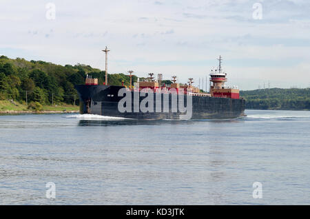 Kraftstoff barge Navigieren in Cape Cod Canal durch Tugboat geschoben, USA Stockfoto