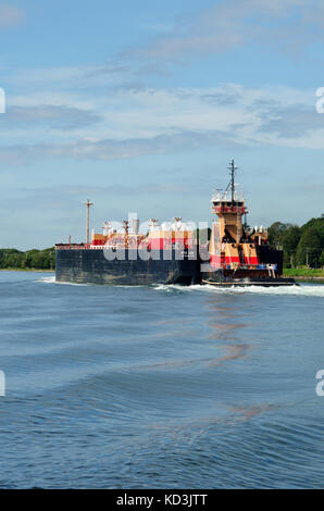 Kraftstoff barge Navigieren in Cape Cod Canal durch Tugboat geschoben, USA Stockfoto