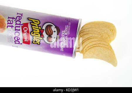 Open Tube von Pringles Fettreduzierten Original Chips Chips auf weißem Hintergrund USA isolieren Stockfoto