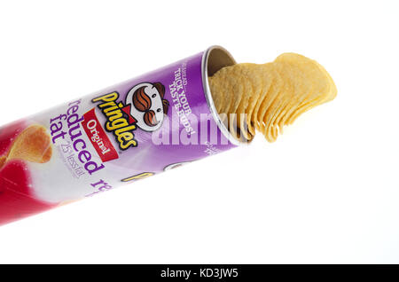 Geöffnete Dose Pringles Fettreduzierten Original Chips auf weißem Hintergrund Ausschnitt, USA Stockfoto