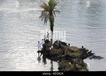 Die Fischer fischen auf Hilo Bay in der Abenddämmerung. Hilo, Hawaii Stockfoto