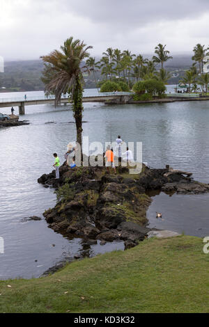 Fischer den ruhigen Wassern der Hilo Bay in der Abenddämmerung mit Blick auf Coconut Island. Stockfoto