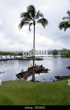 Fischer den ruhigen Wassern der Hilo Bay in der Abenddämmerung mit Blick auf Coconut Island. Stockfoto