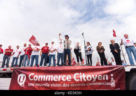 Unifor Präsident Jerry Dias spricht mit union Mitglieder, ihre Familien und andere an einem Solidarität Rallye in Ingersoll, Okt, 6, 2017. Arbeiter an der Stockfoto