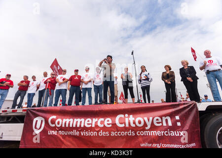 Unifor Präsident Jerry Dias spricht mit union Mitglieder, ihre Familien und andere an einem Solidarität Rallye in Ingersoll, Okt, 6, 2017. Arbeiter an der Stockfoto