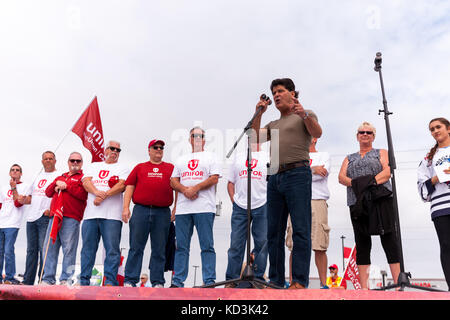 Unifor Präsident Jerry Dias spricht mit union Mitglieder, ihre Familien und andere an einem Solidarität Rallye in Ingersoll, Okt, 6, 2017. Arbeiter an der Stockfoto