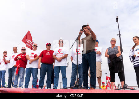 Unifor Präsident Jerry Dias spricht mit union Mitglieder, ihre Familien und andere an einem Solidarität Rallye in Ingersoll, Okt, 6, 2017. Arbeiter an der Stockfoto