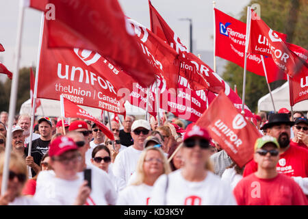 Unifor Lokale 88-Mitglieder, ihre Familien und Mitglieder anderer Gewerkschaften beteiligen sich in einer solidarität Rallye in Ingersoll, Okt, 6, 2017. Die Arbeiter h Stockfoto