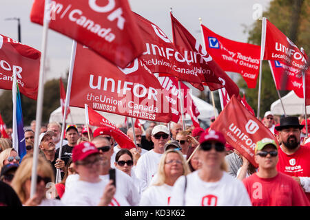 Unifor Lokale 88-Mitglieder, ihre Familien und Mitglieder anderer Gewerkschaften beteiligen sich in einer solidarität Rallye in Ingersoll, Okt, 6, 2017. Die Arbeiter h Stockfoto