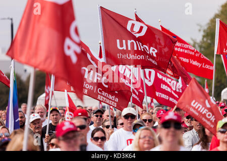 Unifor Lokale 88-Mitglieder, ihre Familien und Mitglieder anderer Gewerkschaften beteiligen sich in einer solidarität Rallye in Ingersoll, Okt, 6, 2017. Die Arbeiter h Stockfoto