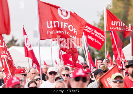 Unifor Lokale 88-Mitglieder, ihre Familien und Mitglieder anderer Gewerkschaften beteiligen sich in einer solidarität Rallye in Ingersoll, Okt, 6, 2017. Die Arbeiter h Stockfoto