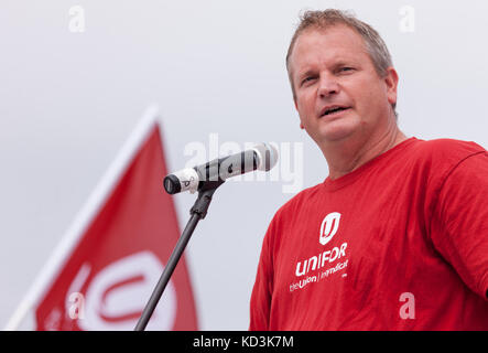 Unifor Lokale 88 Vorsitzende Mike Van Boekel spricht auf eine Solidarität Rallye in Ingersoll, Okt, 6, 2017. Die Arbeiter der CAMI Montagewerk haben werden. Stockfoto