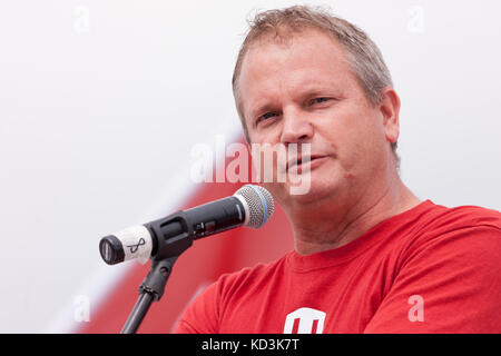 Unifor Lokale 88 Vorsitzende Mike Van Boekel spricht auf eine Solidarität Rallye in Ingersoll, Okt, 6, 2017. Die Arbeiter der CAMI Montagewerk haben werden. Stockfoto