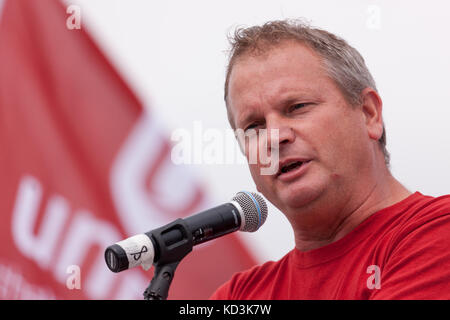 Unifor Lokale 88 Vorsitzende Mike Van Boekel spricht auf eine Solidarität Rallye in Ingersoll, Okt, 6, 2017. Die Arbeiter der CAMI Montagewerk haben werden. Stockfoto