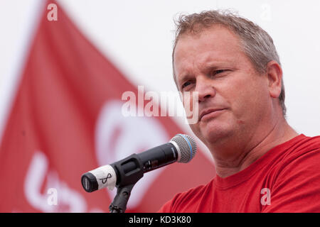 Unifor Lokale 88 Vorsitzende Mike Van Boekel spricht auf eine Solidarität Rallye in Ingersoll, Okt, 6, 2017. Die Arbeiter der CAMI Montagewerk haben werden. Stockfoto